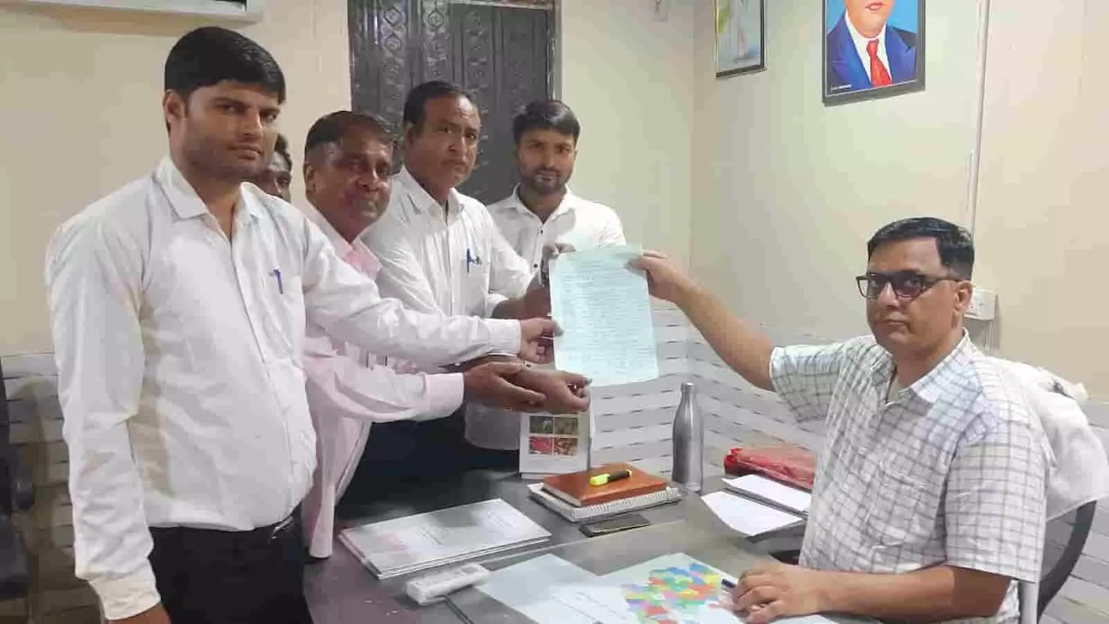 तस्वीर में एडवोकेट अशोक कुमार शर्मा और अन्य लोग डीग में उपखंड अधिकारी को ज्ञापन सौंप रहे हैं। तस्वीर में एडवोकेट अशोक कुमार शर्मा और अन्य लोग डीग में उपखंड अधिकारी को ज्ञापन सौंप रहे हैं।