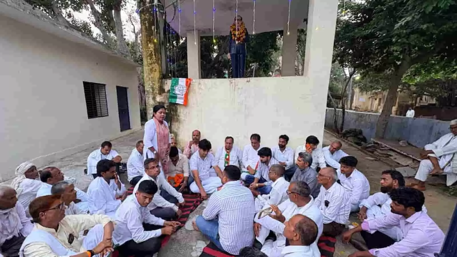 तस्वीर में डीग में अंबेडकर प्रतिमा के पास सत्याग्रह करते हुए कांग्रेस कार्यकर्ता नजर आ रहे हैं।