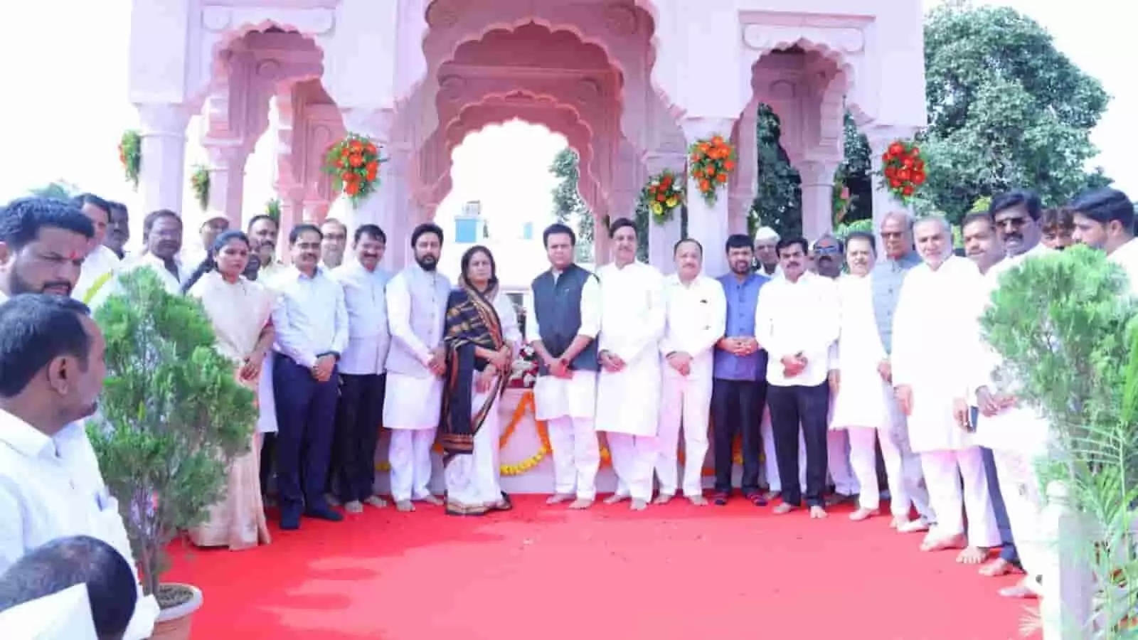 बाभळगाव के विलासबाग में विलासराव देशमुख के स्मृति कार्यक्रम में एकत्रित हुए नेता और अधिकारी।