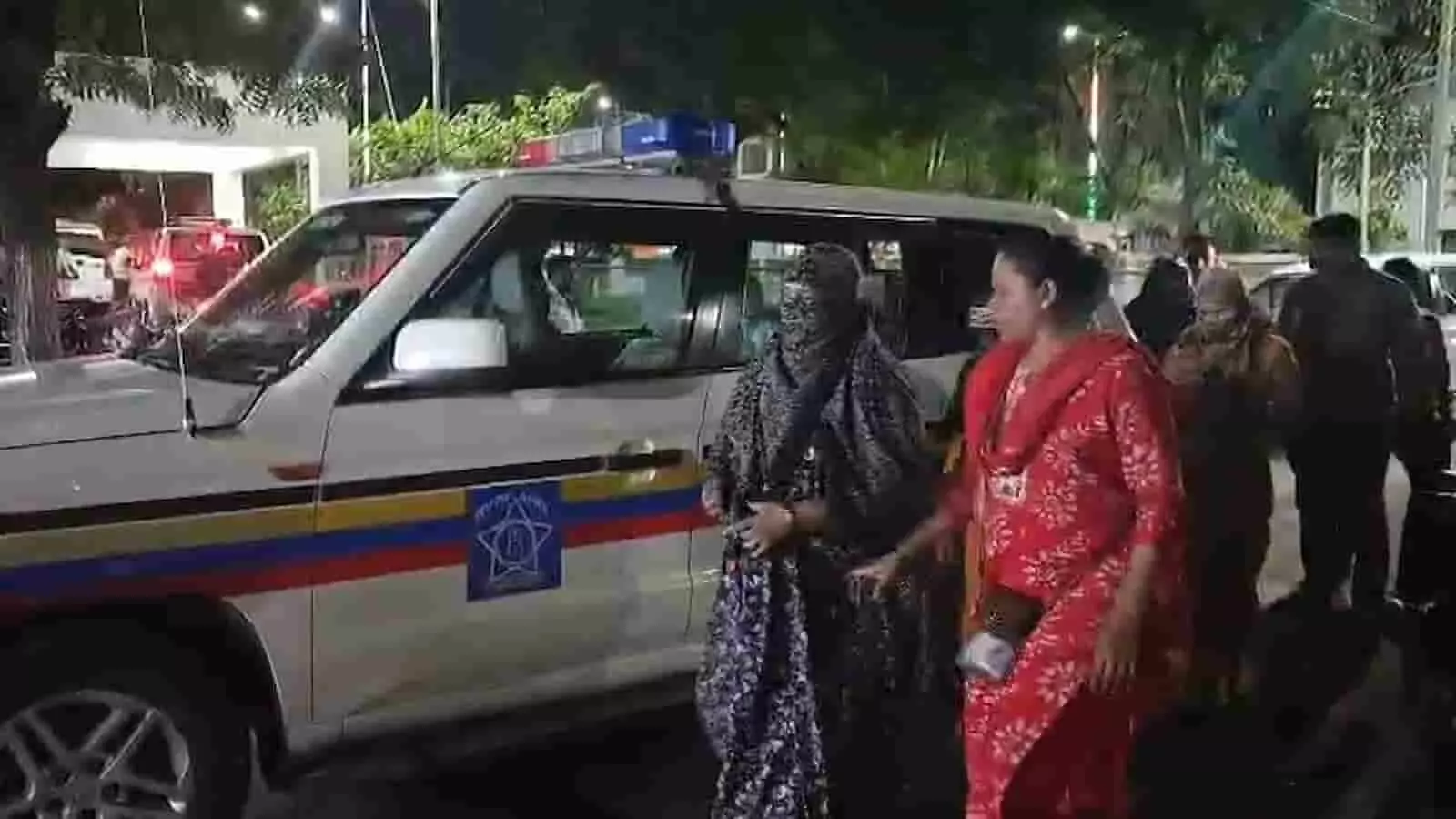 तस्वीर में पुलिस वाहन के पास खड़े लोग उदगीर में कार्रवाई के दौरान नजर आ रहे हैं। तस्वीर में पुलिस वाहन के पास खड़े लोग उदगीर में कार्रवाई के दौरान नजर आ रहे हैं।