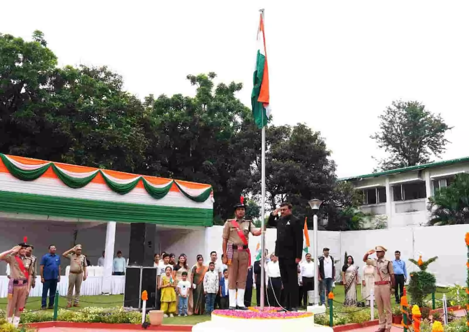 तस्वीर में मुख्य सचिव आनंद बर्द्धन देहरादून सचिवालय परिसर में तिरंगा फहराते हुए दिख रहे हैं। तस्वीर में मुख्य सचिव आनंद बर्द्धन देहरादून सचिवालय परिसर में तिरंगा फहराते हुए दिख रहे हैं।