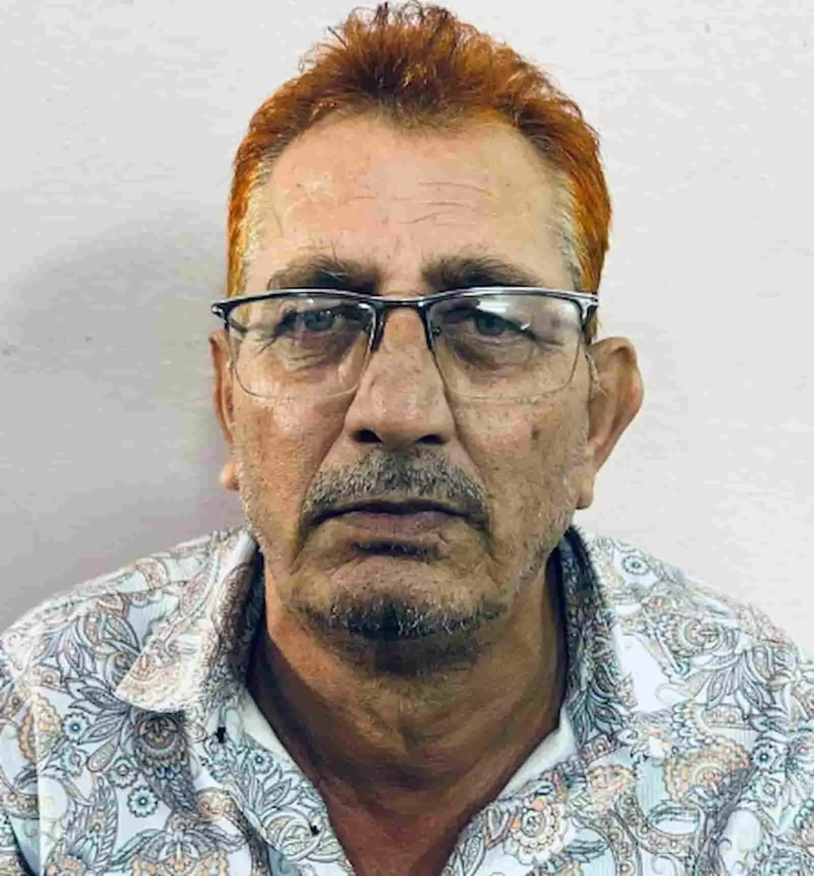 तस्वीर में चश्मा पहने हुए वांछित आरोपी मोहम्मद रज्जाक दिखाई दे रहा है। तस्वीर में चश्मा पहने हुए वांछित आरोपी मोहम्मद रज्जाक दिखाई दे रहा है।