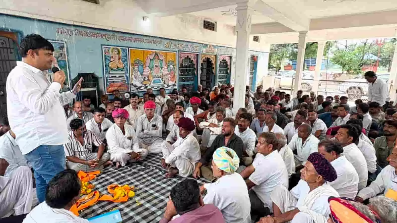 मंगलवाड़ मंडल में आयोजित कांग्रेस कार्यकर्ताओं की बैठक में नेता और ग्रामीण पंचायत चुनाव पर चर्चा करते हुए। मंगलवाड़ मंडल में आयोजित कांग्रेस कार्यकर्ताओं की बैठक में नेता और ग्रामीण पंचायत चुनाव पर चर्चा करते हुए।