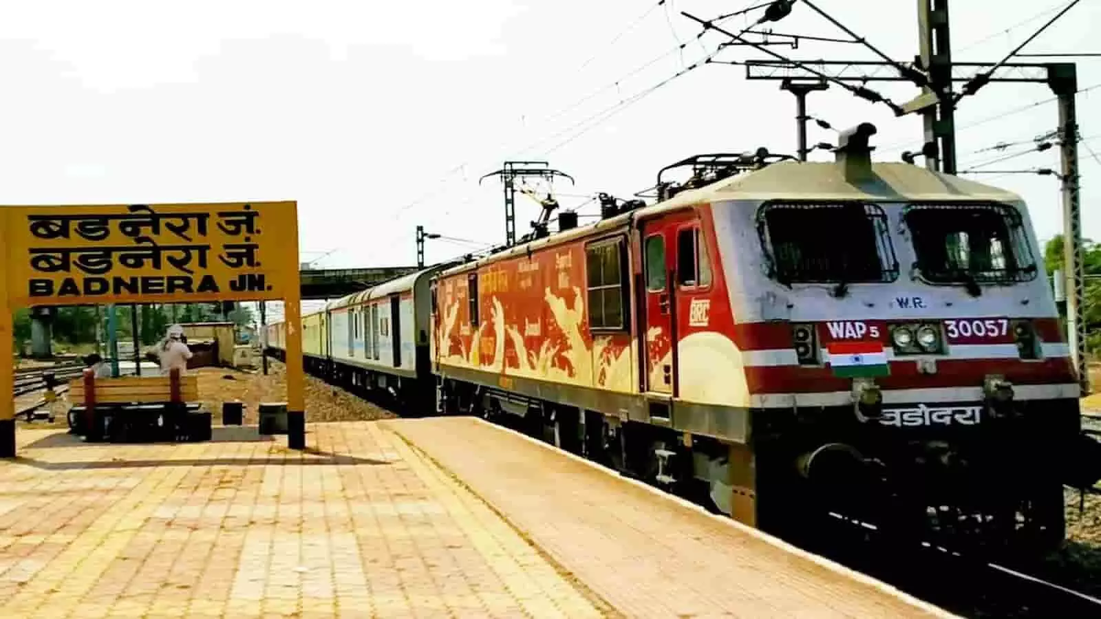 तस्वीर में बदनेरा जंक्शन स्टेशन के प्लेटफॉर्म पर ट्रेन खड़ी हुई दिखाई दे रही है। तस्वीर में बदनेरा जंक्शन स्टेशन के प्लेटफॉर्म पर ट्रेन खड़ी हुई दिखाई दे रही है।