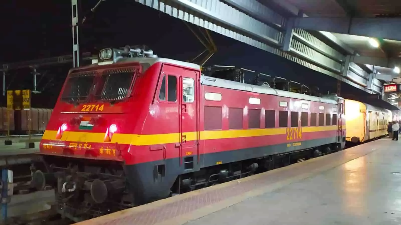 तस्वीर में रेलवे स्टेशन के प्लेटफॉर्म पर खड़ी एक्सप्रेस ट्रेन का इंजन दिखाई दे रहा है। तस्वीर में रेलवे स्टेशन के प्लेटफॉर्म पर खड़ी एक्सप्रेस ट्रेन का इंजन दिखाई दे रहा है।
