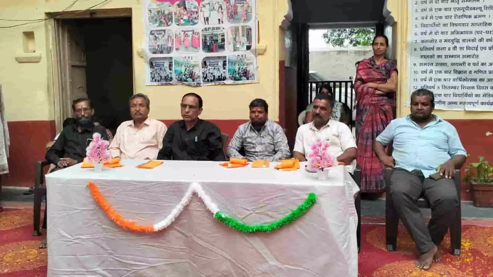 तस्वीर में आमेट के विद्यालय में स्वतंत्रता दिवस समारोह के दौरान मंचासीन अतिथि और लोग दिख रहे हैं।