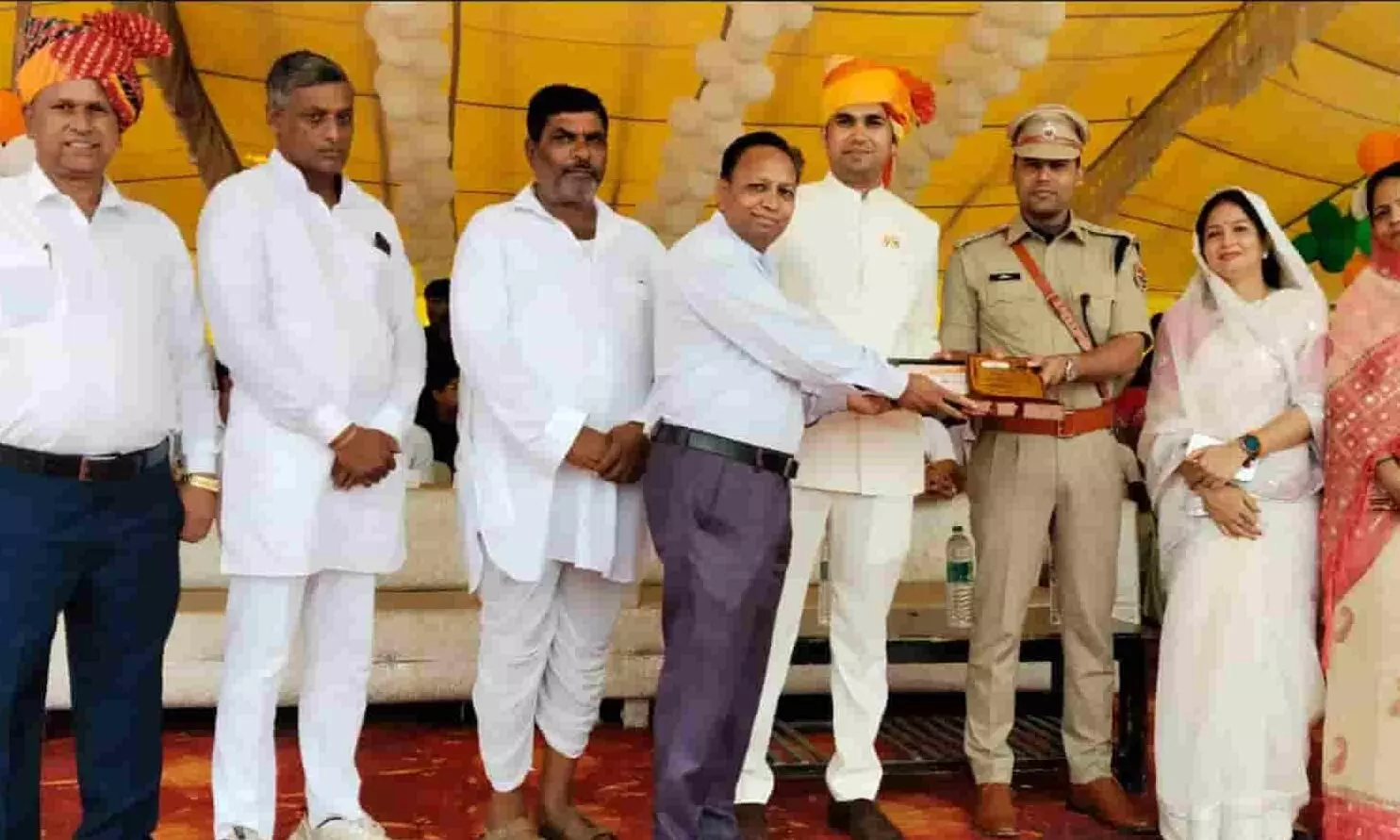 तस्वीर में बेगूं के स्वतंत्रता दिवस समारोह के दौरान अधिकारियों द्वारा एक व्यक्ति को सम्मानित किया जा रहा है। तस्वीर में बेगूं के स्वतंत्रता दिवस समारोह के दौरान अधिकारियों द्वारा एक व्यक्ति को सम्मानित किया जा रहा है।