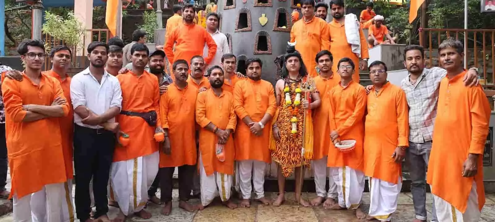 तस्वीर में भगवा वस्त्र पहने शिव भक्त और कावड़िया मंदिर परिसर में खड़े दिखाई दे रहे हैं। तस्वीर में भगवा वस्त्र पहने शिव भक्त और कावड़िया मंदिर परिसर में खड़े दिखाई दे रहे हैं।
