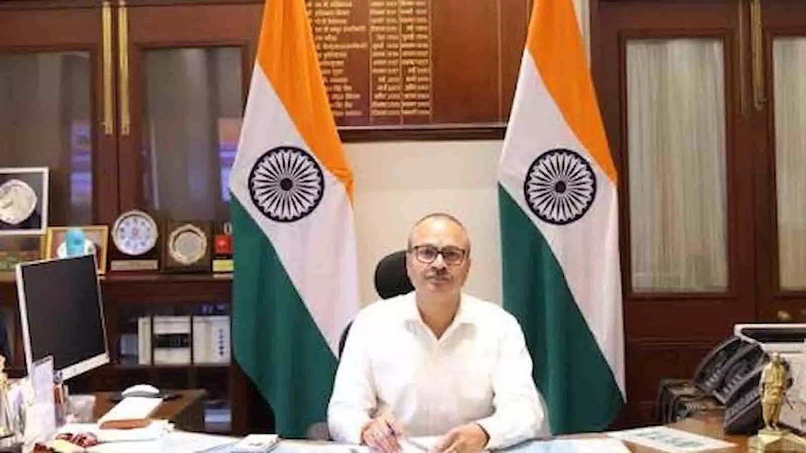 कार्यालय में अपनी डेस्क पर बैठे पश्चिम रेलवे के महाप्रबंधक। कार्यालय में अपनी डेस्क पर बैठे पश्चिम रेलवे के महाप्रबंधक।