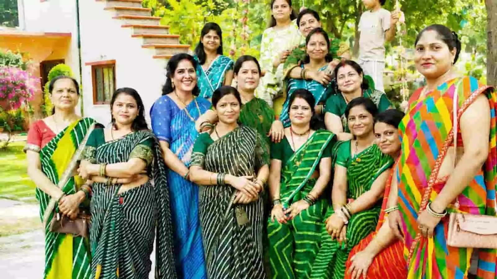 संतपुरा आश्रम में पारंपरिक साड़ियों में खड़ी महिलाओं का समूह हरियाली तीज महोत्सव के दौरान नजर आ रहा है। संतपुरा आश्रम में पारंपरिक साड़ियों में खड़ी महिलाओं का समूह हरियाली तीज महोत्सव के दौरान नजर आ रहा है।