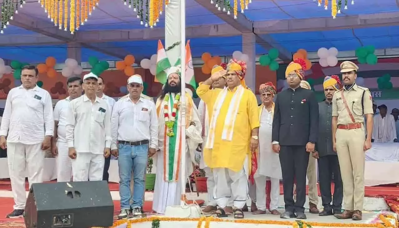 डीग में स्वतंत्रता दिवस समारोह के दौरान ध्वजारोहण कर सलामी देते अतिथि और अधिकारी। डीग में स्वतंत्रता दिवस समारोह के दौरान ध्वजारोहण कर सलामी देते अतिथि और अधिकारी।
