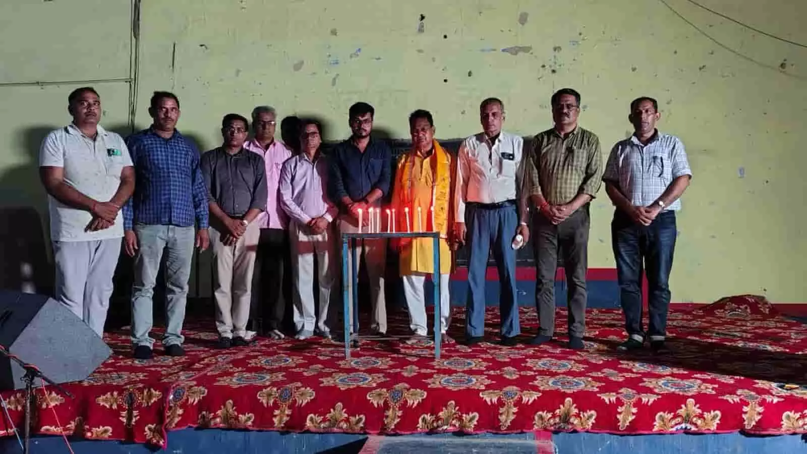 तस्वीर में डीग के स्कूल में आयोजित कार्यक्रम के दौरान मंच पर खड़े अधिकारी और गणमान्य लोग मोमबत्तियों के सामने श्रद्धांजलि अर्पित करते हुए दिखाई दे रहे हैं। तस्वीर में डीग के स्कूल में आयोजित कार्यक्रम के दौरान मंच पर खड़े अधिकारी और गणमान्य लोग मोमबत्तियों के सामने श्रद्धांजलि अर्पित करते हुए दिखाई दे रहे हैं।