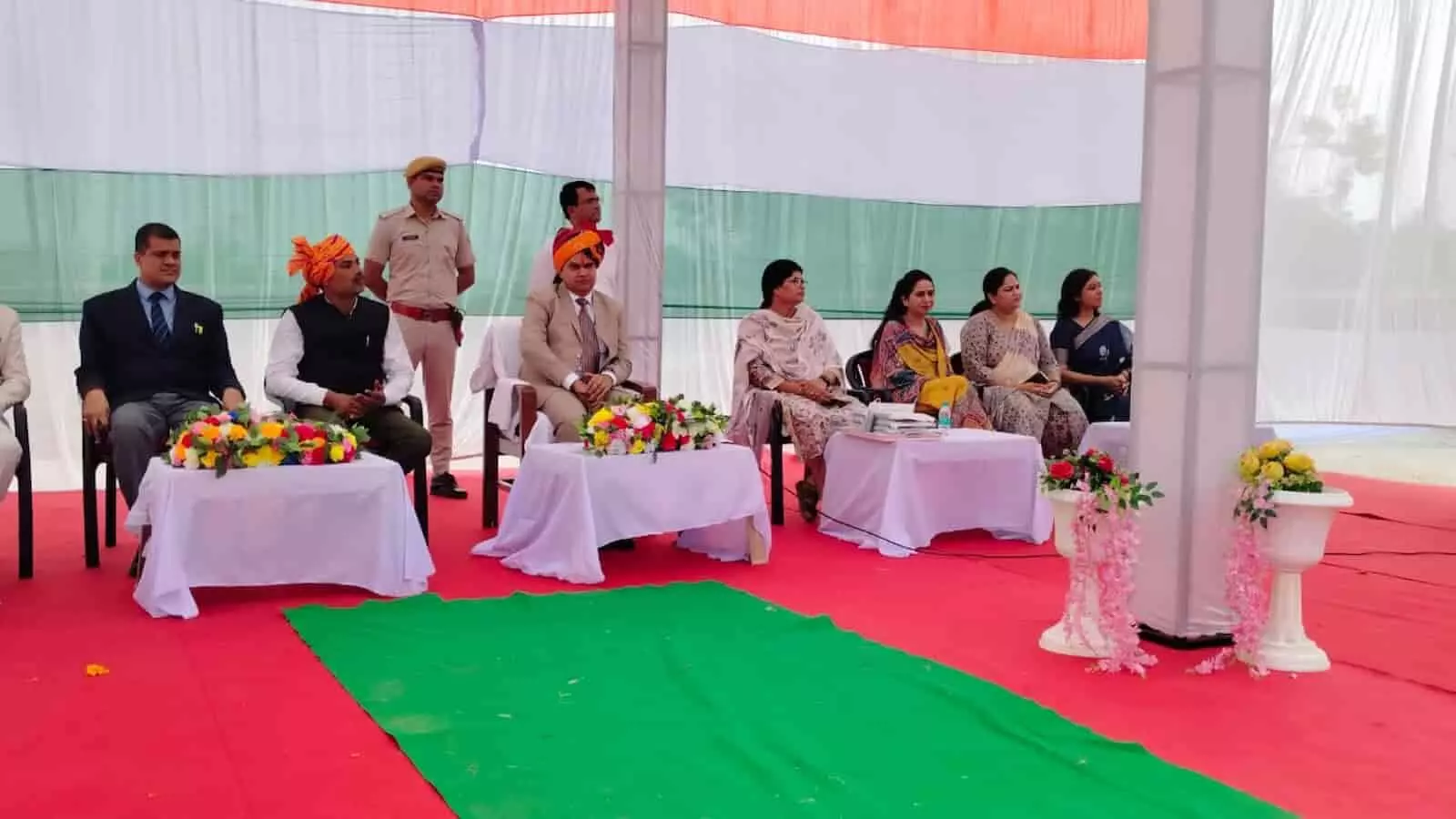 डीग न्यायालय परिसर में स्वतंत्रता दिवस समारोह के दौरान मंच पर बैठे न्यायाधीश और गणमान्य अतिथि। डीग न्यायालय परिसर में स्वतंत्रता दिवस समारोह के दौरान मंच पर बैठे न्यायाधीश और गणमान्य अतिथि।