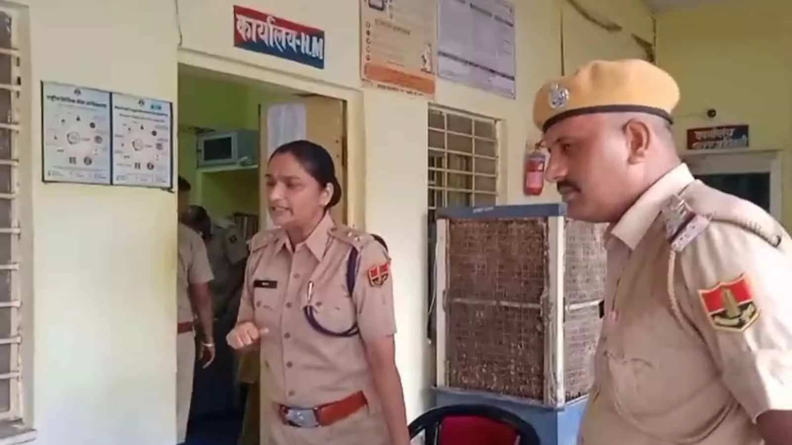 भुसावर थाने के अंदर निरीक्षण करते हुए नजर आ रहे पुलिस अधिकारी। भुसावर थाने के अंदर निरीक्षण करते हुए नजर आ रहे पुलिस अधिकारी।