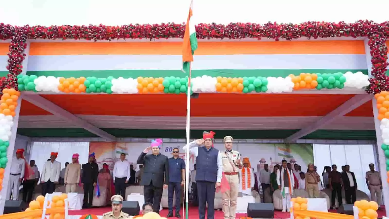 ध्वजारोहण के बाद राष्ट्रीय ध्वज को सलामी देते कैबिनेट मंत्री अविनाश गहलोत ब्यावर में। ध्वजारोहण के बाद राष्ट्रीय ध्वज को सलामी देते कैबिनेट मंत्री अविनाश गहलोत ब्यावर में।