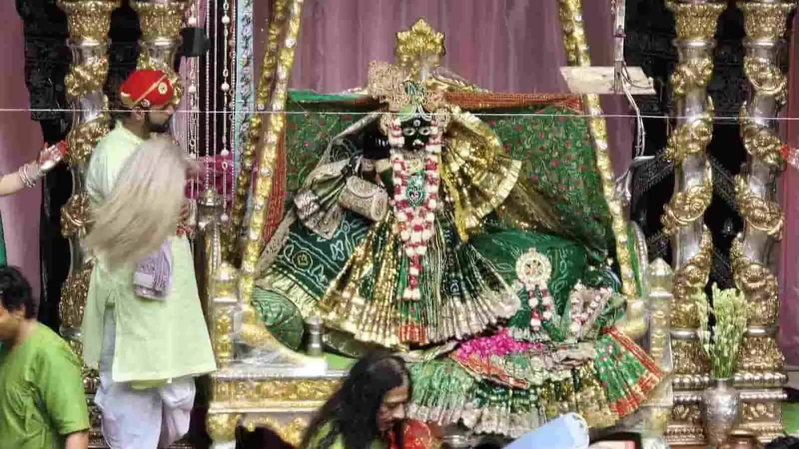 तस्वीर में बांकेबिहारी मंदिर के स्वर्ण-रजत हिंडोले में विराजमान ठाकुरजी और सेवादार दिख रहे हैं। तस्वीर में बांकेबिहारी मंदिर के स्वर्ण-रजत हिंडोले में विराजमान ठाकुरजी और सेवादार दिख रहे हैं।