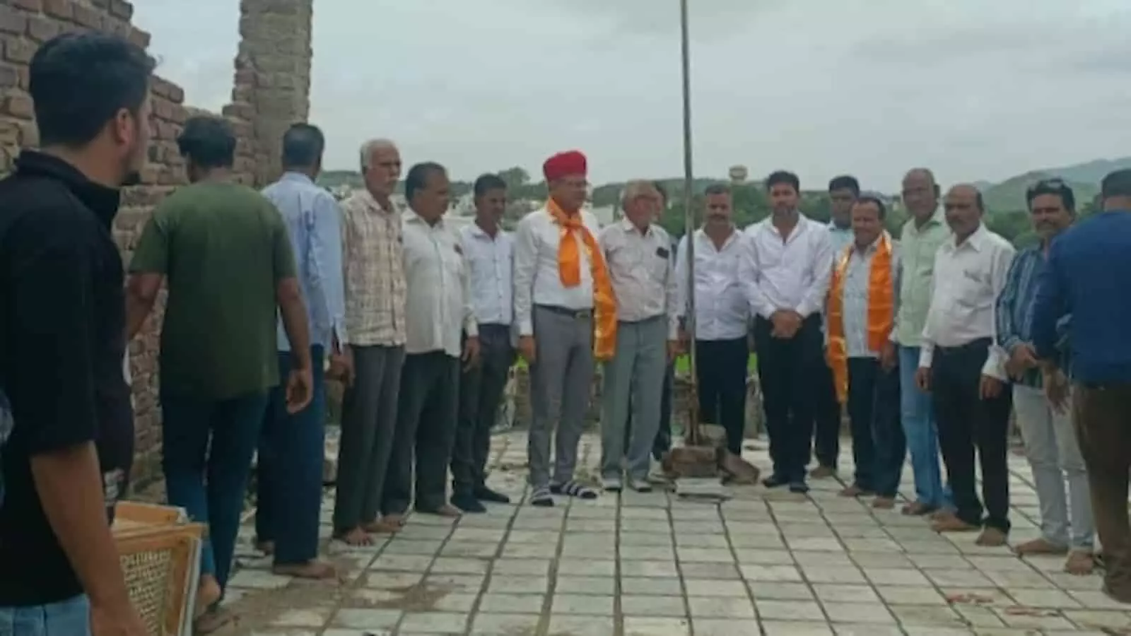 आमेट के मदरसा परिसर में स्वतंत्रता दिवस समारोह के दौरान तिरंगा फहराने के बाद खड़े लोग। आमेट के मदरसा परिसर में स्वतंत्रता दिवस समारोह के दौरान तिरंगा फहराने के बाद खड़े लोग।