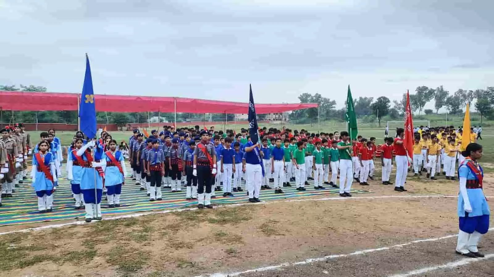 तस्वीर में जवाहर नवोदय विद्यालय मावली के विद्यार्थी मैदान में मार्चपास्ट करते दिख रहे हैं। तस्वीर में जवाहर नवोदय विद्यालय मावली के विद्यार्थी मैदान में मार्चपास्ट करते दिख रहे हैं।