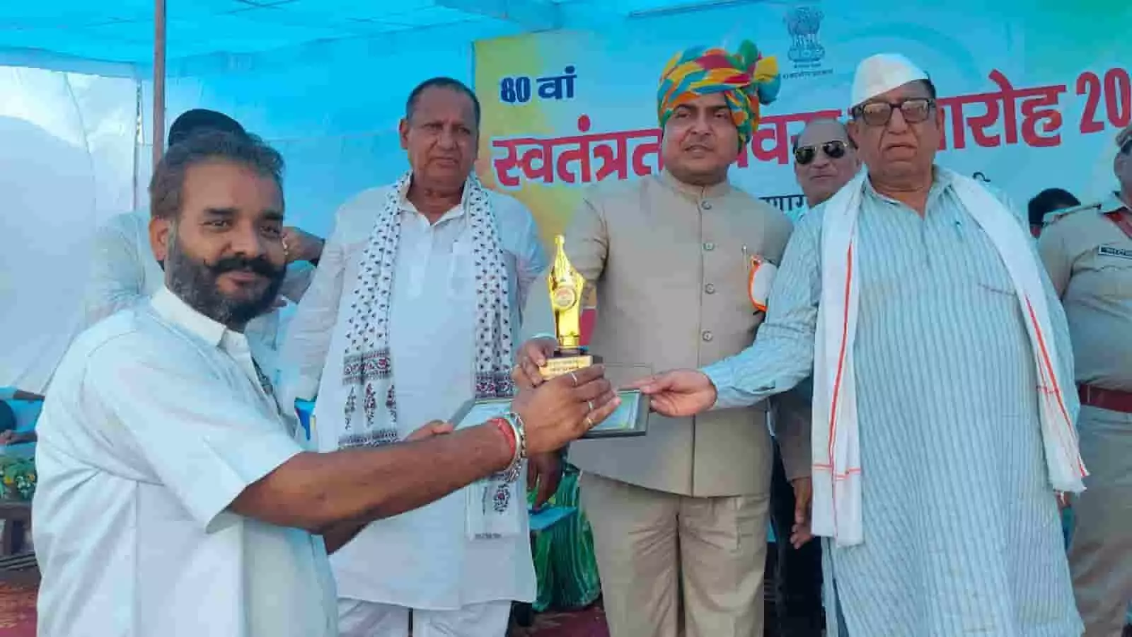 तस्वीर में स्वतंत्रता दिवस समारोह के दौरान वाहन चालक राजेन्द्र कुमार उपाध्याय को सम्मानित करते हुए लोग नजर आ रहे हैं। तस्वीर में स्वतंत्रता दिवस समारोह के दौरान वाहन चालक राजेन्द्र कुमार उपाध्याय को सम्मानित करते हुए लोग नजर आ रहे हैं।