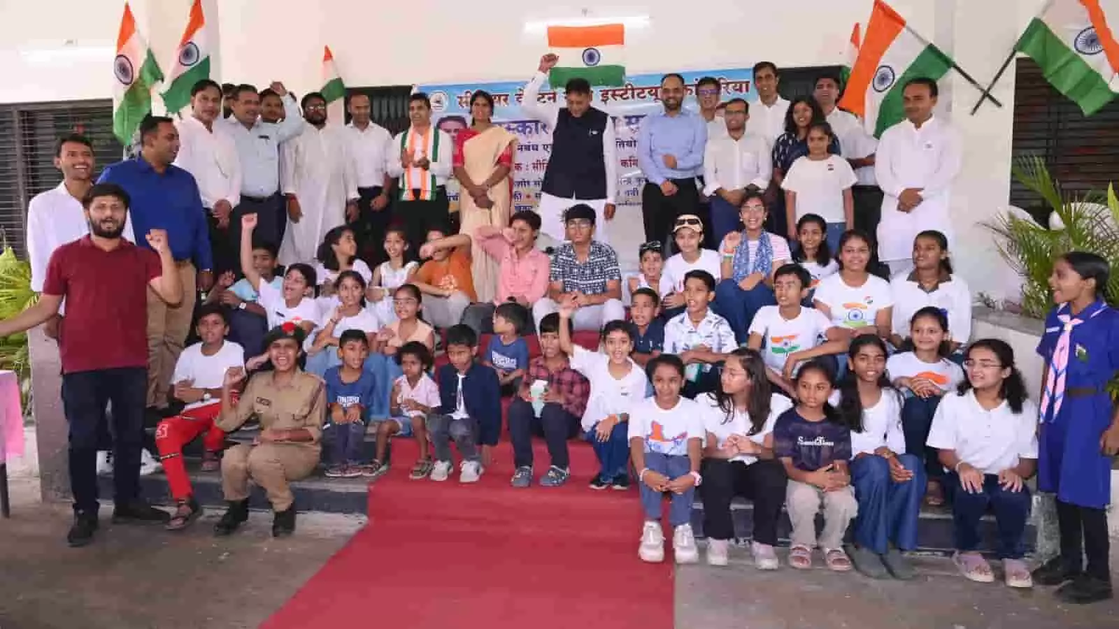 तस्वीर में रेलवे अधिकारी और बच्चे स्वतंत्रता दिवस समारोह के दौरान राष्ट्रीय ध्वज लहराते हुए दिख रहे हैं। तस्वीर में रेलवे अधिकारी और बच्चे स्वतंत्रता दिवस समारोह के दौरान राष्ट्रीय ध्वज लहराते हुए दिख रहे हैं।