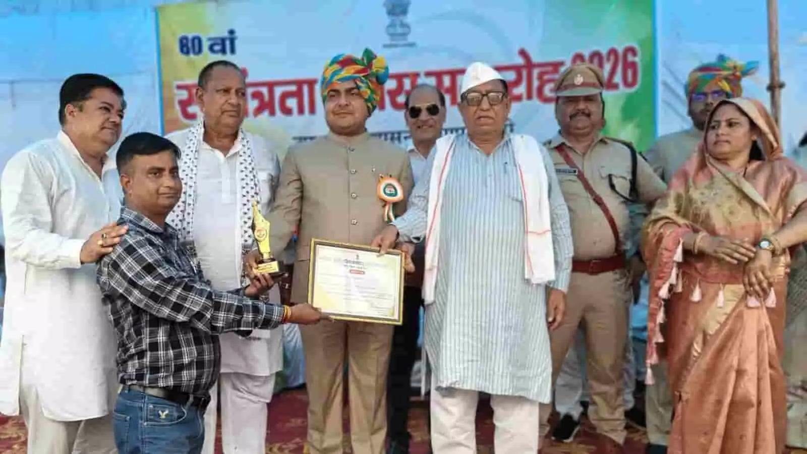 तस्वीर में गंगापुर सिटी के स्वतंत्रता दिवस समारोह में पत्रकार केशव कुमार शर्मा को सम्मानित किया जा रहा है। तस्वीर में गंगापुर सिटी के स्वतंत्रता दिवस समारोह में पत्रकार केशव कुमार शर्मा को सम्मानित किया जा रहा है।