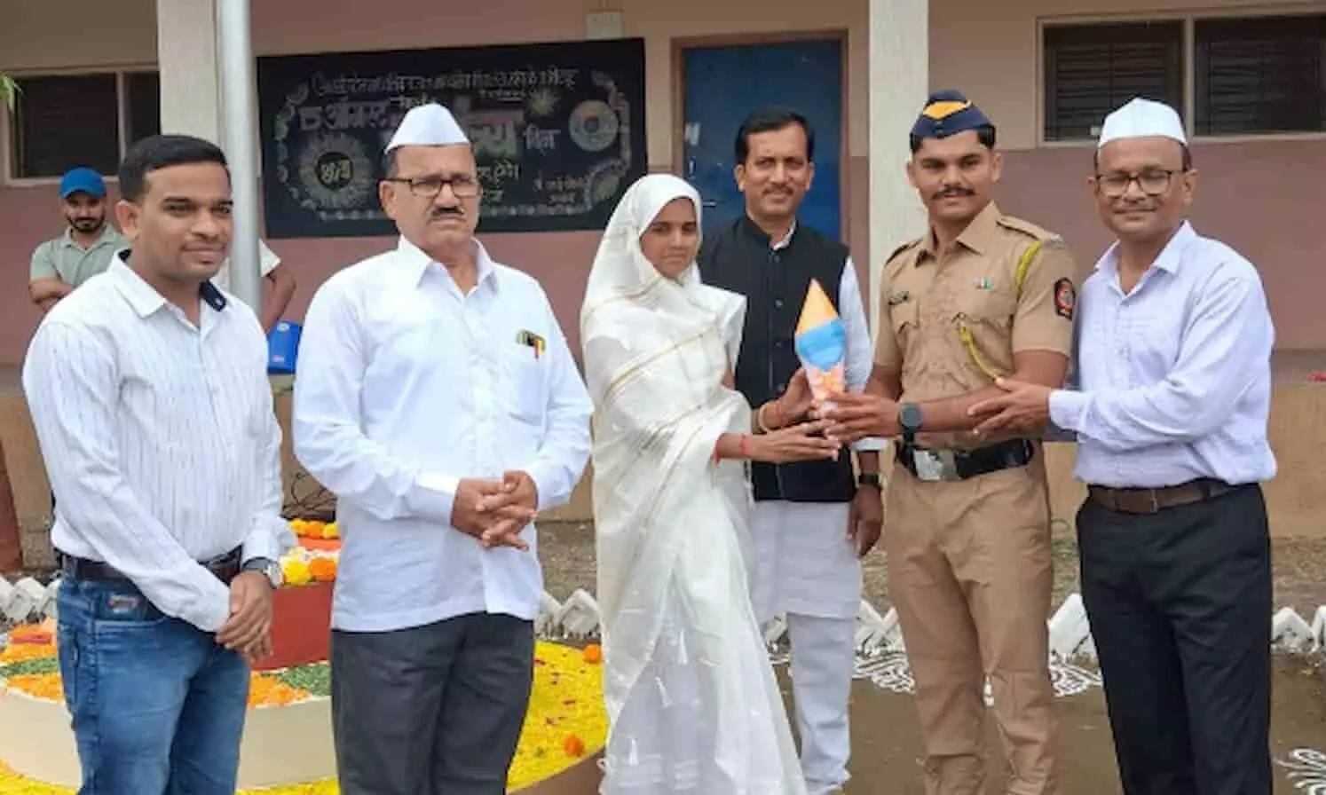 तस्वीर में आर. सी. पटेल विद्यालय खंबाळे के स्वतंत्रता दिवस समारोह में उपस्थित अतिथिगण दिख रहे हैं। तस्वीर में आर. सी. पटेल विद्यालय खंबाळे के स्वतंत्रता दिवस समारोह में उपस्थित अतिथिगण दिख रहे हैं।