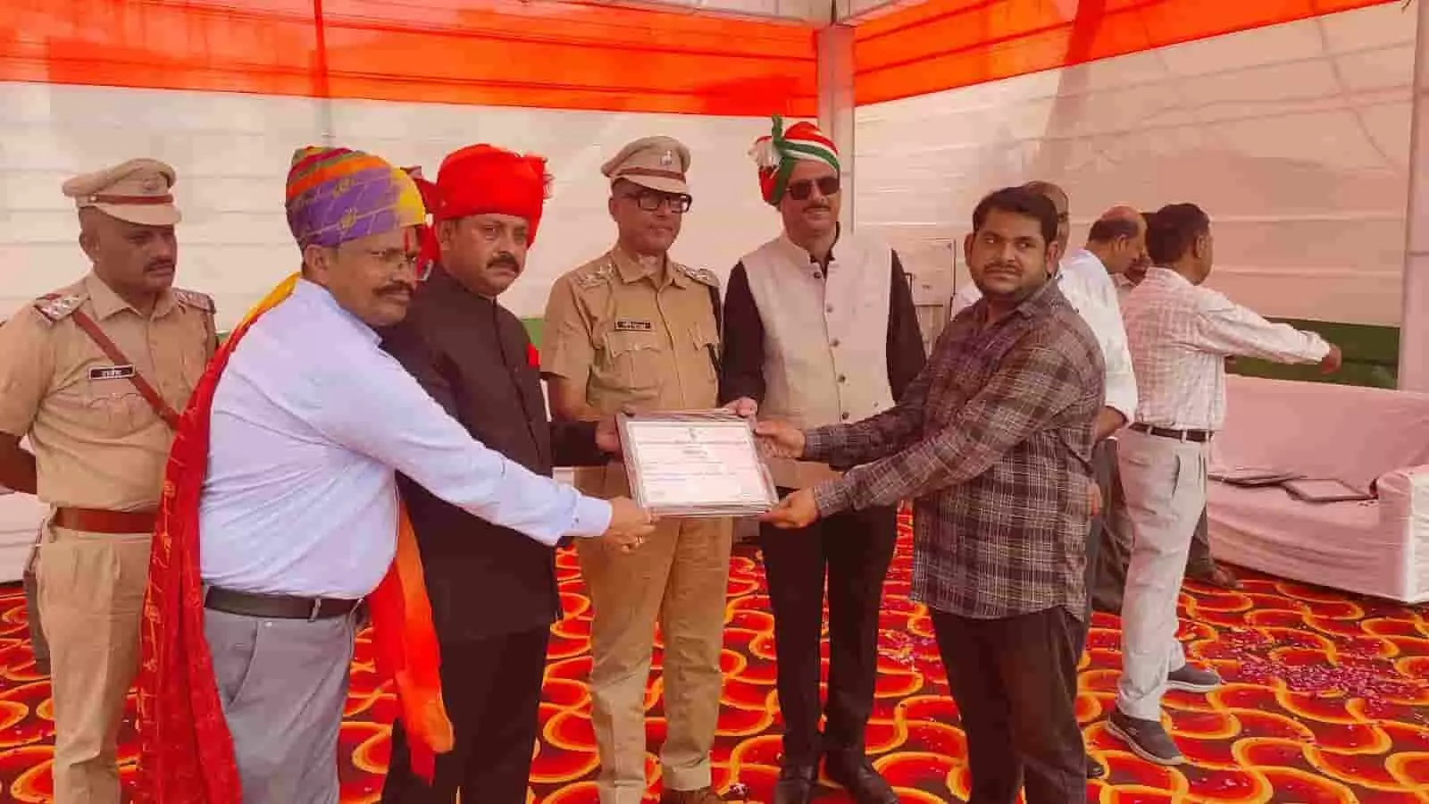 तस्वीर में अधिकारी और जनप्रतिनिधि पत्रकार मोहन जोशी को भुसावर में प्रशस्ति-पत्र दे रहे हैं। तस्वीर में अधिकारी और जनप्रतिनिधि पत्रकार मोहन जोशी को भुसावर में प्रशस्ति-पत्र दे रहे हैं।