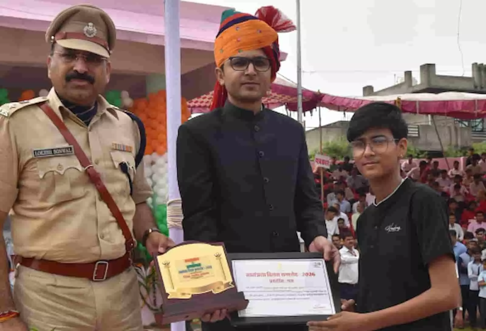 तस्वीर में जिला कलक्टर और पुलिस अधीक्षक करौली में स्वतंत्रता दिवस समारोह के दौरान एक छात्र को सम्मानित करते हुए दिख रहे हैं। तस्वीर में जिला कलक्टर और पुलिस अधीक्षक करौली में स्वतंत्रता दिवस समारोह के दौरान एक छात्र को सम्मानित करते हुए दिख रहे हैं।