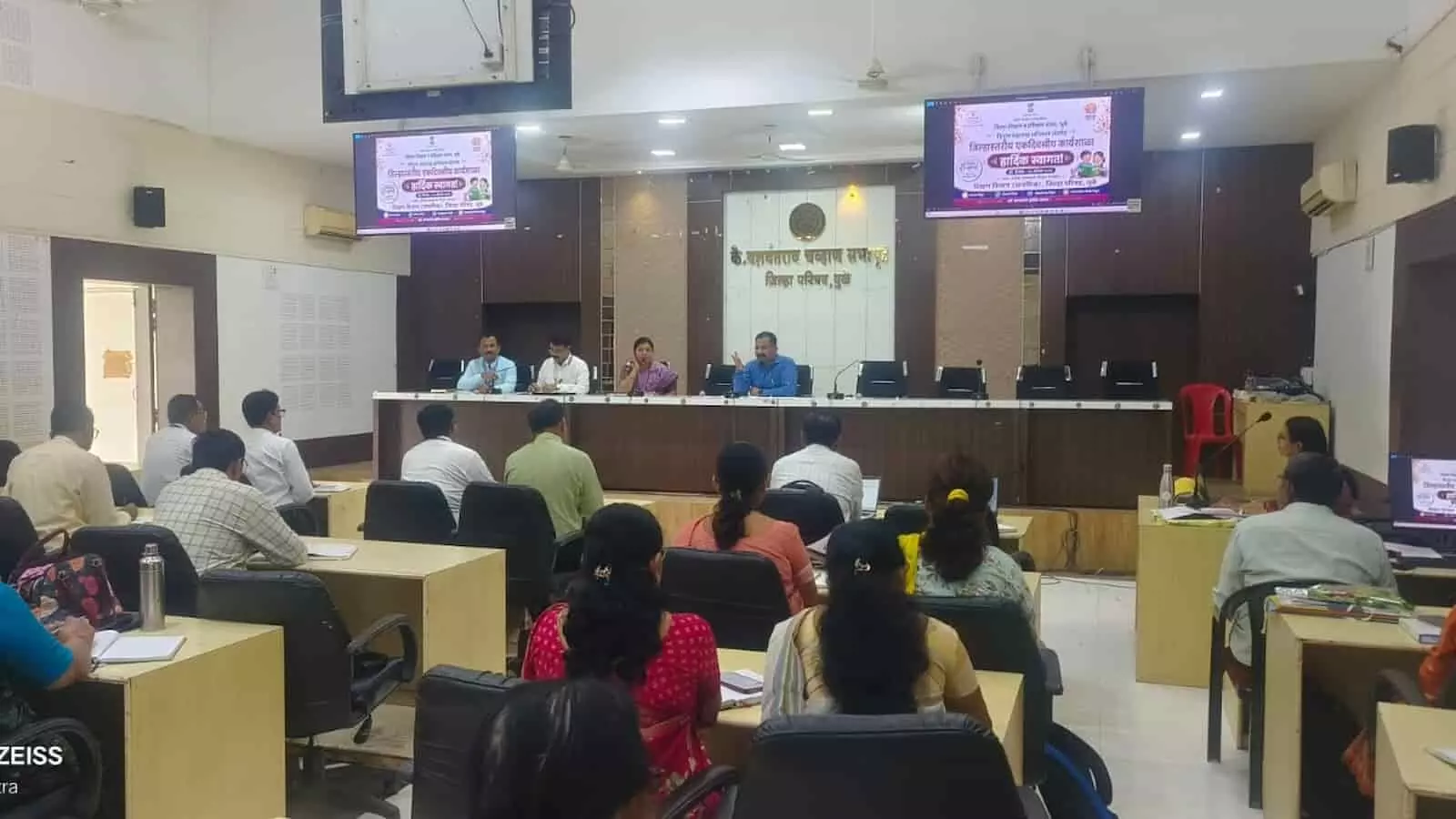 धुले जिला परिषद सभागृह में आयोजित निपुण महाराष्ट्र अभियान कार्यशाला में बैठे अधिकारी और शिक्षक। धुले जिला परिषद सभागृह में आयोजित निपुण महाराष्ट्र अभियान कार्यशाला में बैठे अधिकारी और शिक्षक।