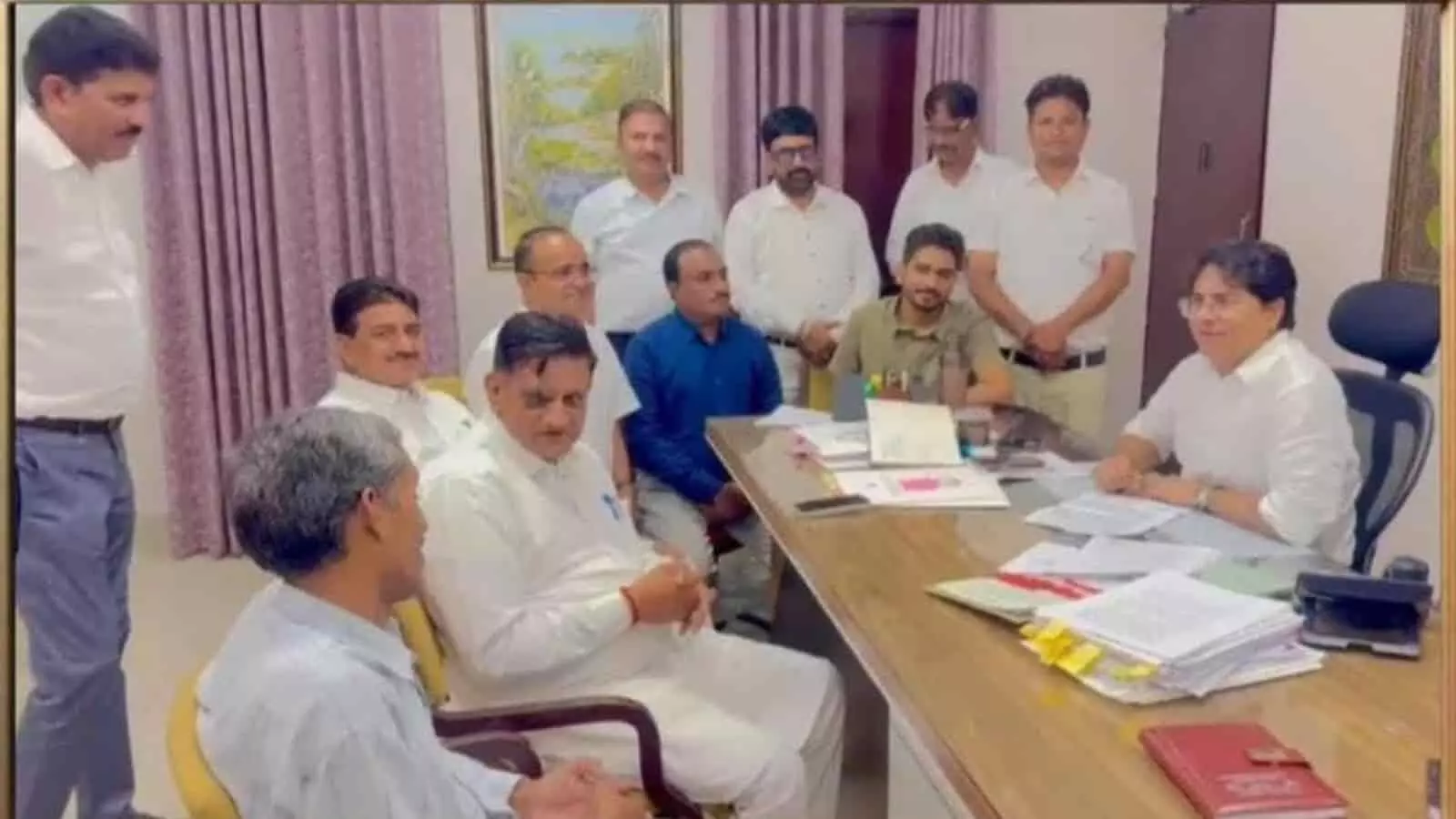 तस्वीर में निजी विद्यालय संघर्ष समिति के प्रतिनिधि राजसमंद में बैठक के दौरान चर्चा कर रहे हैं। तस्वीर में निजी विद्यालय संघर्ष समिति के प्रतिनिधि राजसमंद में बैठक के दौरान चर्चा कर रहे हैं।