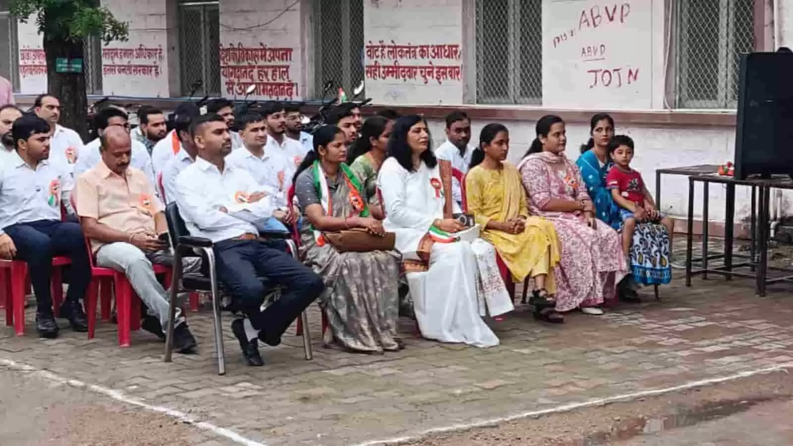 राजकीय महाविद्यालय बारां के स्वतंत्रता दिवस समारोह में उपस्थित संकाय सदस्य और विद्यार्थी। राजकीय महाविद्यालय बारां के स्वतंत्रता दिवस समारोह में उपस्थित संकाय सदस्य और विद्यार्थी।