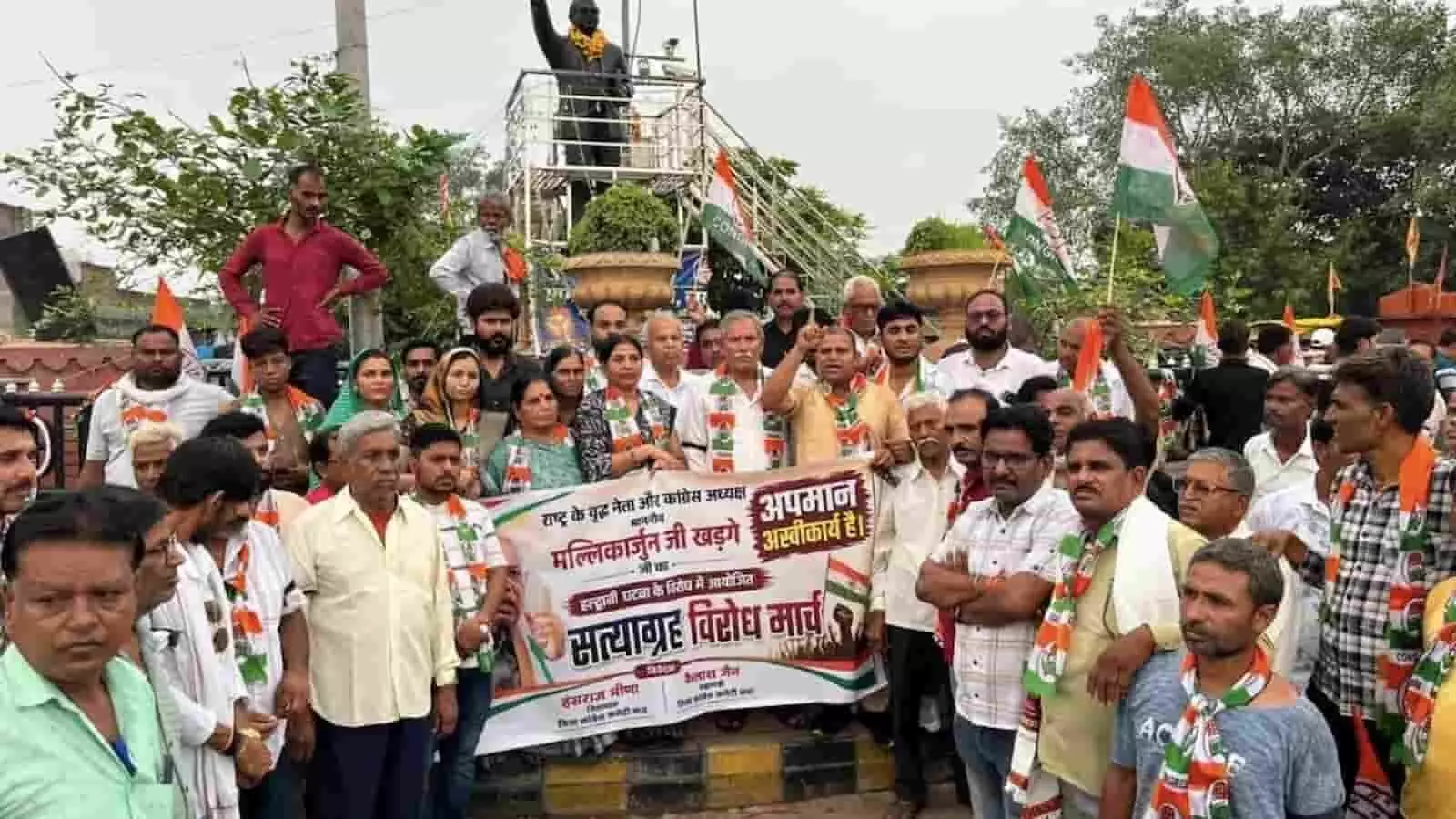 बारां में अंबेडकर सर्किल पर कांग्रेस कार्यकर्ताओं द्वारा बैनर और तिरंगे के साथ किया जा रहा सत्याग्रह प्रदर्शन। बारां में अंबेडकर सर्किल पर कांग्रेस कार्यकर्ताओं द्वारा बैनर और तिरंगे के साथ किया जा रहा सत्याग्रह प्रदर्शन।