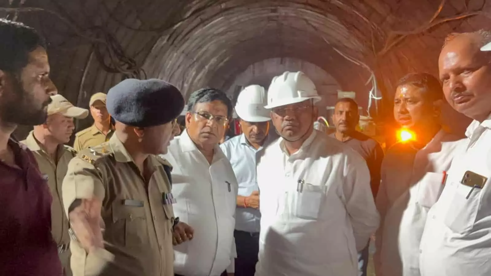 चमोली में टनल के अंदर निरीक्षण करते हुए मंत्री मदन कौशिक और अधिकारी। चमोली में टनल के अंदर निरीक्षण करते हुए मंत्री मदन कौशिक और अधिकारी।