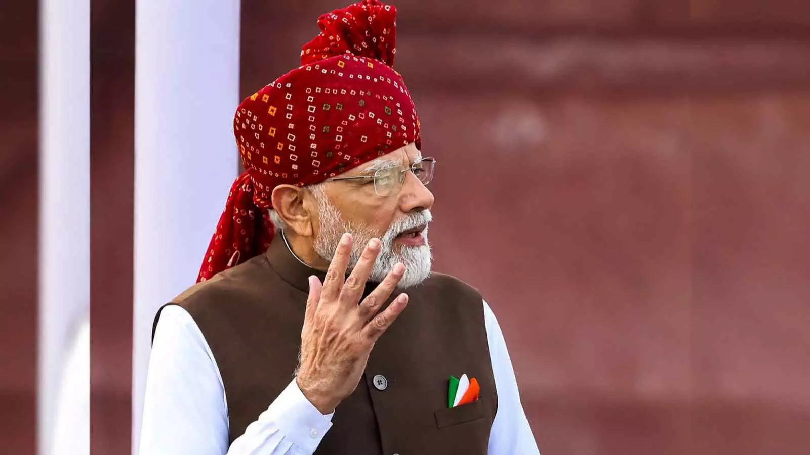 लाल किले पर पारंपरिक वेशभूषा में खड़े प्रधानमंत्री नरेंद्र मोदी स्वतंत्रता दिवस समारोह के दौरान भाषण देते हुए। लाल किले पर पारंपरिक वेशभूषा में खड़े प्रधानमंत्री नरेंद्र मोदी स्वतंत्रता दिवस समारोह के दौरान भाषण देते हुए।