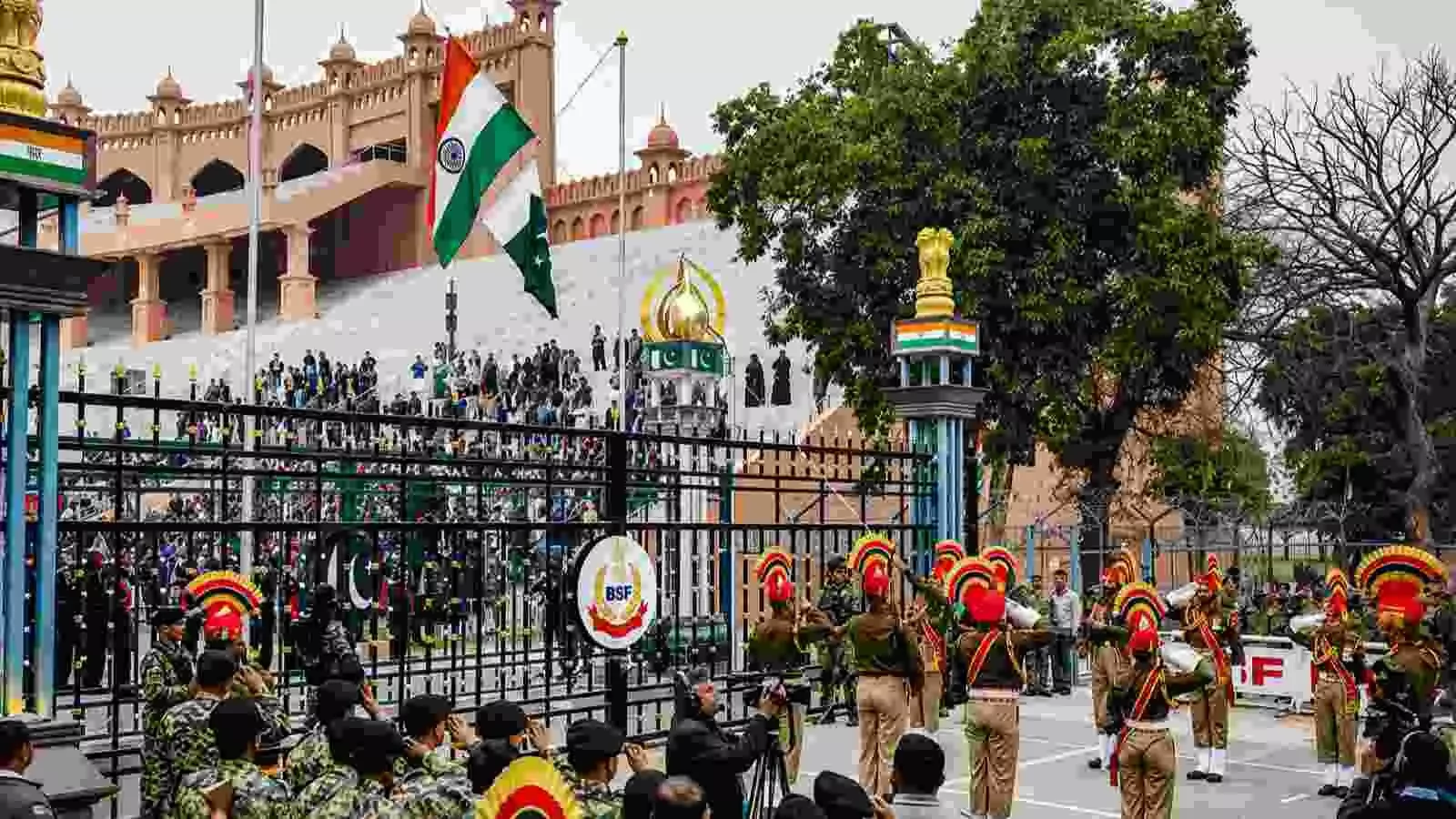 स्वतंत्रता दिवस समारोह के दौरान वाघा-अटारी बॉर्डर का दृश्य| स्वतंत्रता दिवस समारोह के दौरान वाघा-अटारी बॉर्डर का दृश्य|