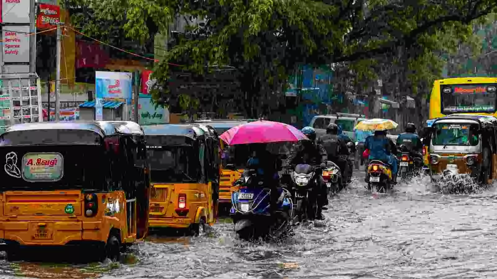 बारिश में सड़क पर वाहन चलाते लोग और ऑटो| बारिश में सड़क पर वाहन चलाते लोग और ऑटो|