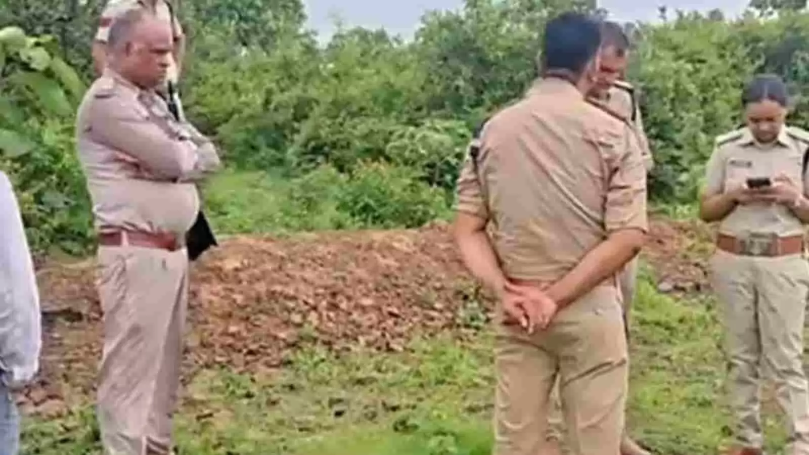 तस्वीर में पुलिस अधिकारी और ग्रामीण घटनास्थल पर जांच करते दिख रहे हैं। तस्वीर में पुलिस अधिकारी और ग्रामीण घटनास्थल पर जांच करते दिख रहे हैं।