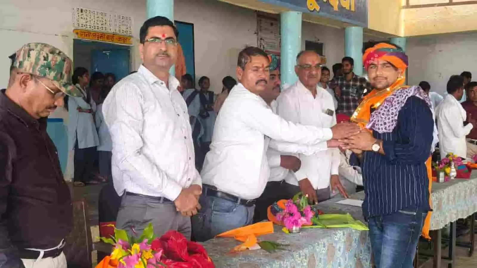 कून्दवा राजकीय विद्यालय में स्वतंत्रता दिवस समारोह के दौरान खड़े अतिथि और ग्रामीण। कून्दवा राजकीय विद्यालय में स्वतंत्रता दिवस समारोह के दौरान खड़े अतिथि और ग्रामीण।