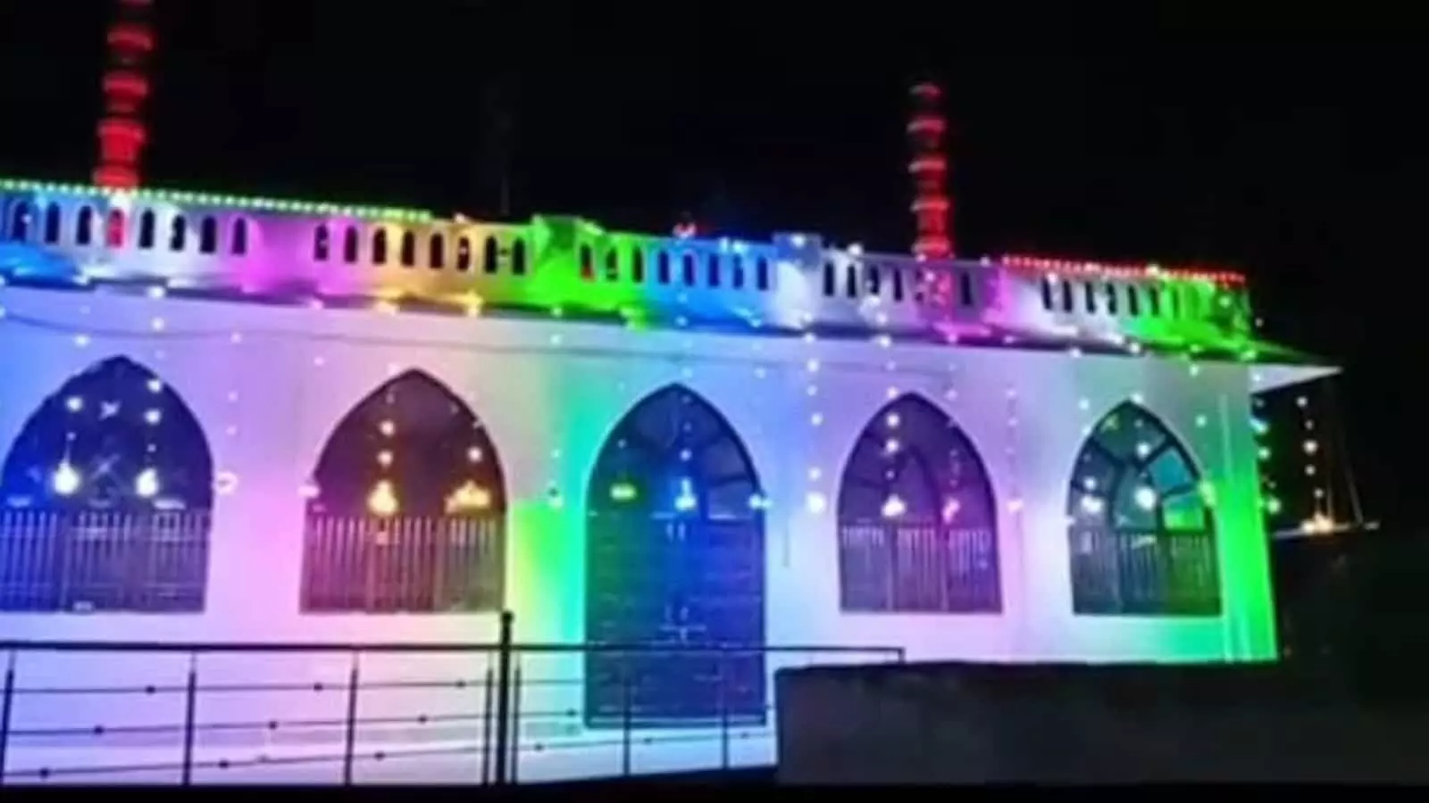 तस्वीर में लसाडिया में रंग-बिरंगी रोशनी और विद्युत सजावट से जगमगाती मस्जिद दिख रही है। तस्वीर में लसाडिया में रंग-बिरंगी रोशनी और विद्युत सजावट से जगमगाती मस्जिद दिख रही है।