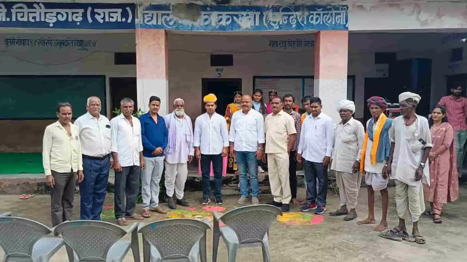 काकंरवा में स्वतंत्रता दिवस समारोह के अवसर पर स्कूल परिसर में खड़े ग्रामीण और नागरिक। काकंरवा में स्वतंत्रता दिवस समारोह के अवसर पर स्कूल परिसर में खड़े ग्रामीण और नागरिक।