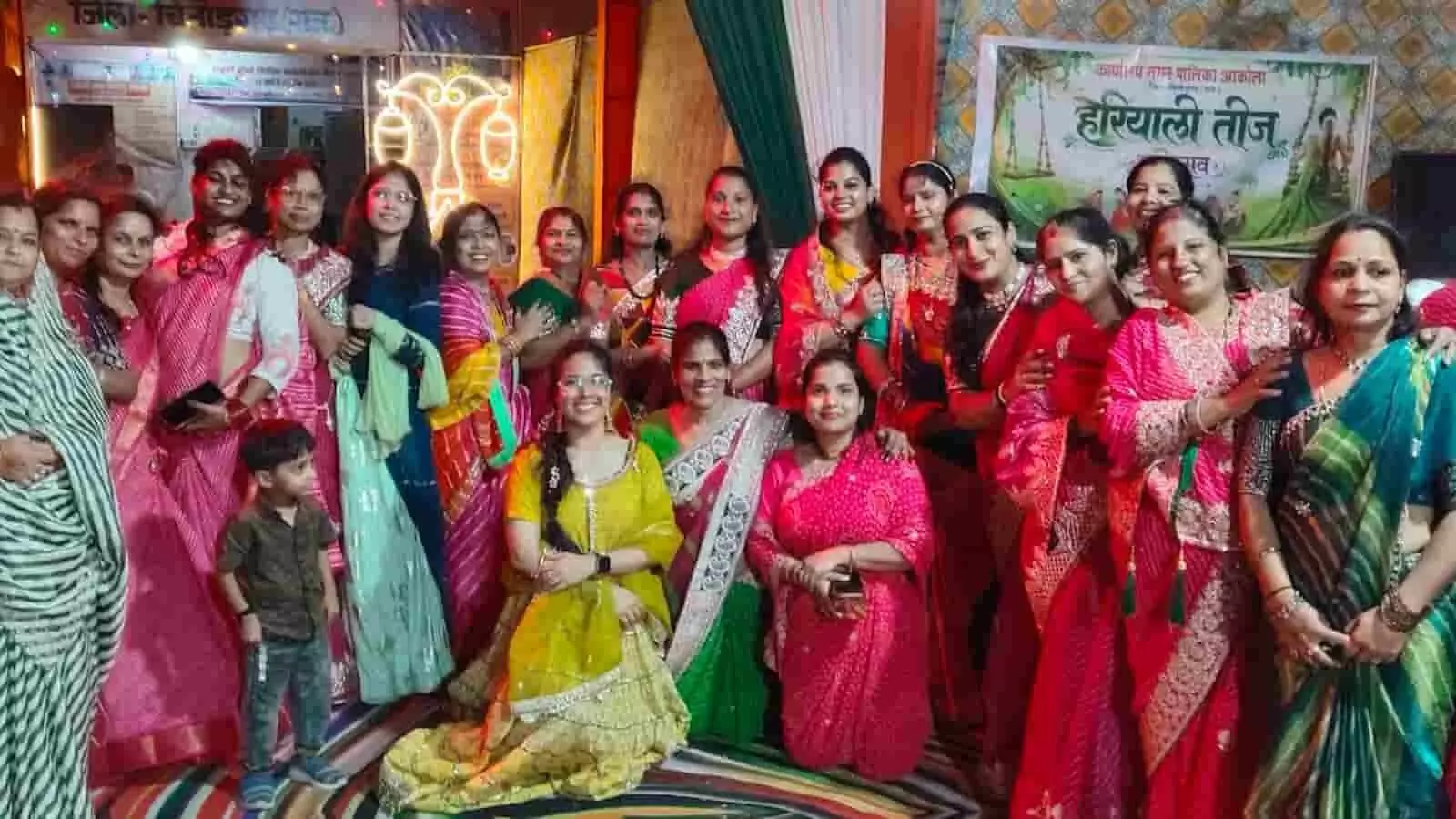 आकोला में हरियाली तीज उत्सव के दौरान पारंपरिक कपड़ों में खड़ी महिलाओं का समूह। आकोला में हरियाली तीज उत्सव के दौरान पारंपरिक कपड़ों में खड़ी महिलाओं का समूह।
