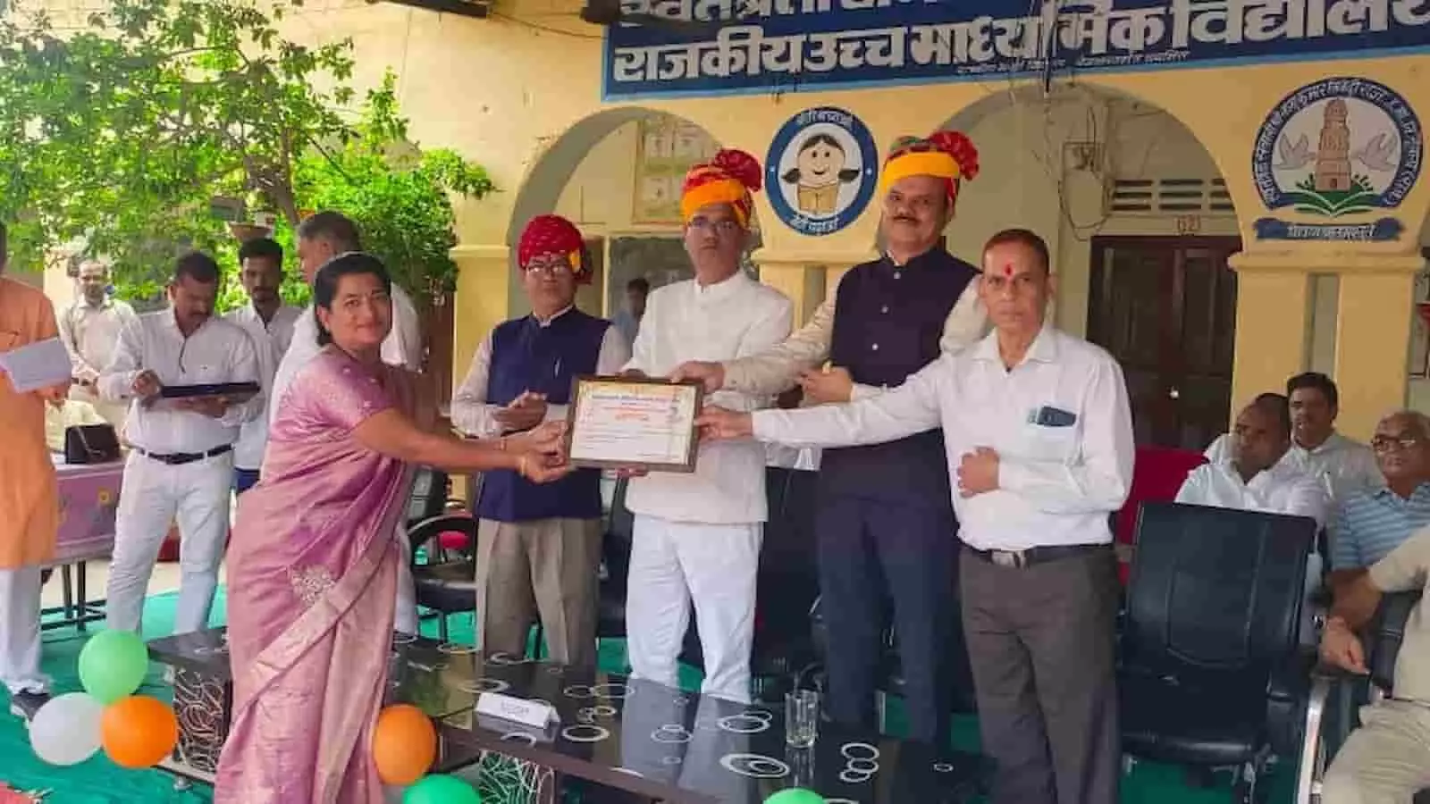 तस्वीर में डूंगला विद्यालय के स्वतंत्रता दिवस समारोह में अधिकारी प्रतिभाओं को सम्मानित कर रहे हैं। तस्वीर में डूंगला विद्यालय के स्वतंत्रता दिवस समारोह में अधिकारी प्रतिभाओं को सम्मानित कर रहे हैं।