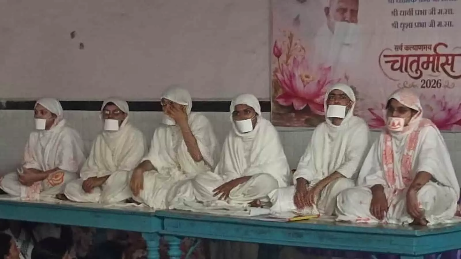 मंच पर श्वेत वस्त्रों में विराजमान महासतीजी महाराज साहिबा डूंगला में आयोजित कार्यक्रम के दौरान दिख रही हैं। मंच पर श्वेत वस्त्रों में विराजमान महासतीजी महाराज साहिबा डूंगला में आयोजित कार्यक्रम के दौरान दिख रही हैं।