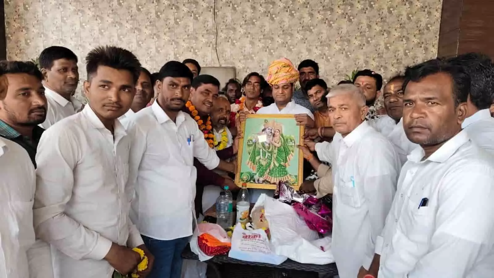 तस्वीर में सदर माली सैनी समाज के लोग टोंक में अधिवक्ता राजेश कुमार सैनी का अभिनंदन कर रहे हैं। तस्वीर में सदर माली सैनी समाज के लोग टोंक में अधिवक्ता राजेश कुमार सैनी का अभिनंदन कर रहे हैं।