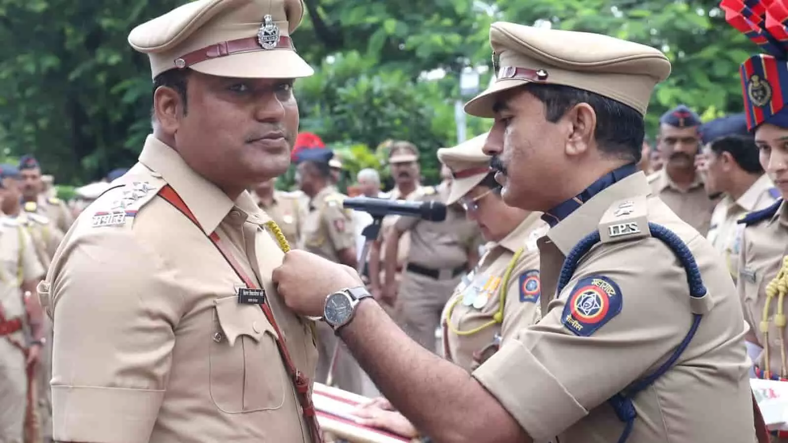 तस्वीर में जिला पुलिस प्रमुख नीलोत्पल पुलिस निरीक्षक किरण लोंढे को पदक प्रदान करते हुए दिख रहे हैं। तस्वीर में जिला पुलिस प्रमुख नीलोत्पल पुलिस निरीक्षक किरण लोंढे को पदक प्रदान करते हुए दिख रहे हैं।