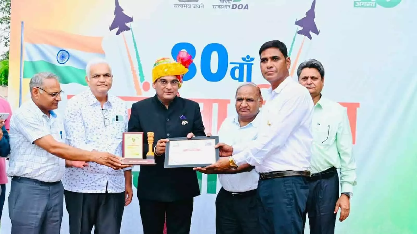 तस्वीर में कई पुरुष मंच पर प्रमाणपत्र और स्मृति चिह्न लेते दिख रहे हैं तस्वीर में कई पुरुष मंच पर प्रमाणपत्र और स्मृति चिह्न लेते दिख रहे हैं