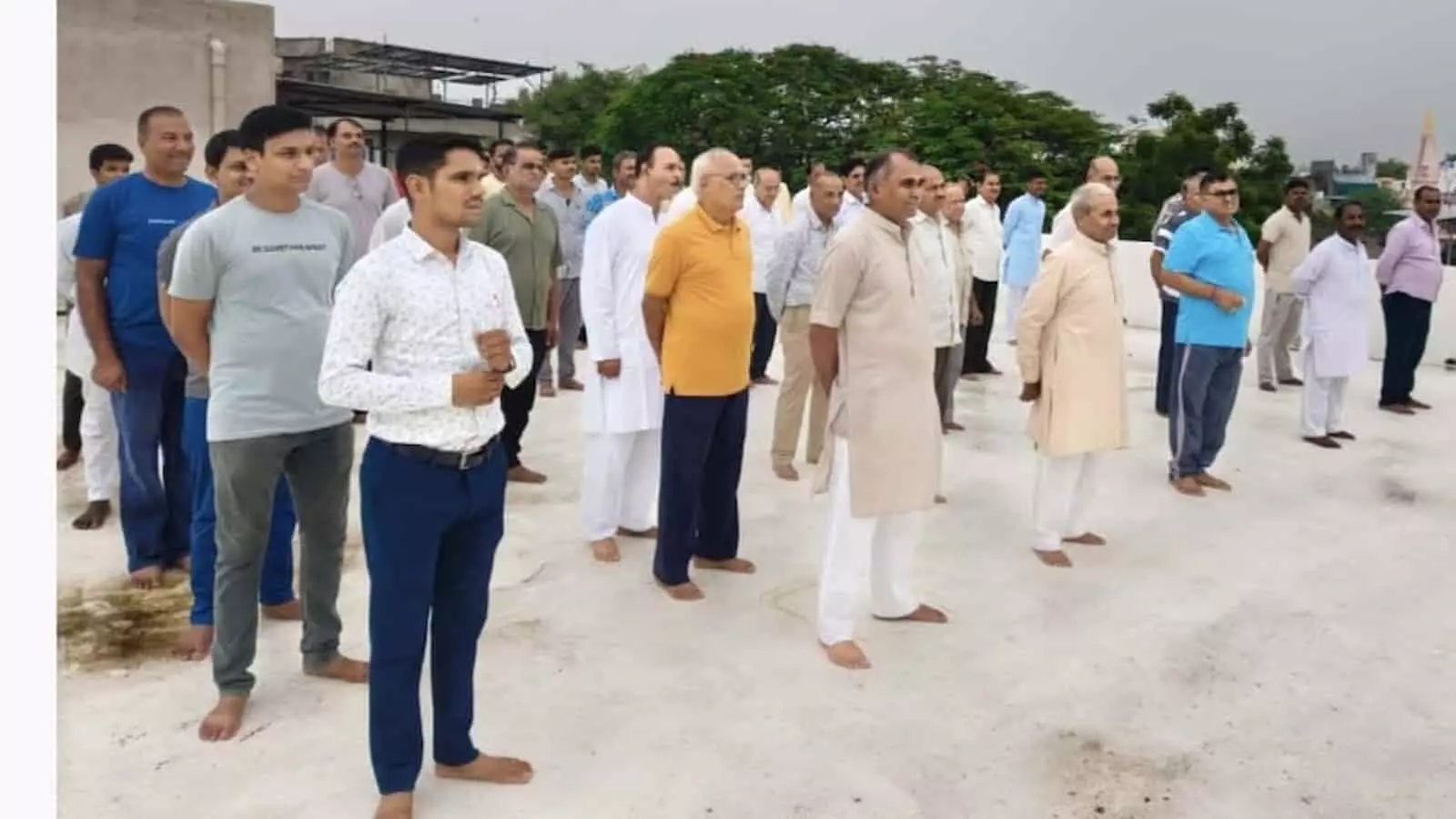 खुले परिसर में जनसेवा प्रन्यास से जुड़े लोग खड़े दिखाई दे रहे हैं खुले परिसर में जनसेवा प्रन्यास से जुड़े लोग खड़े दिखाई दे रहे हैं