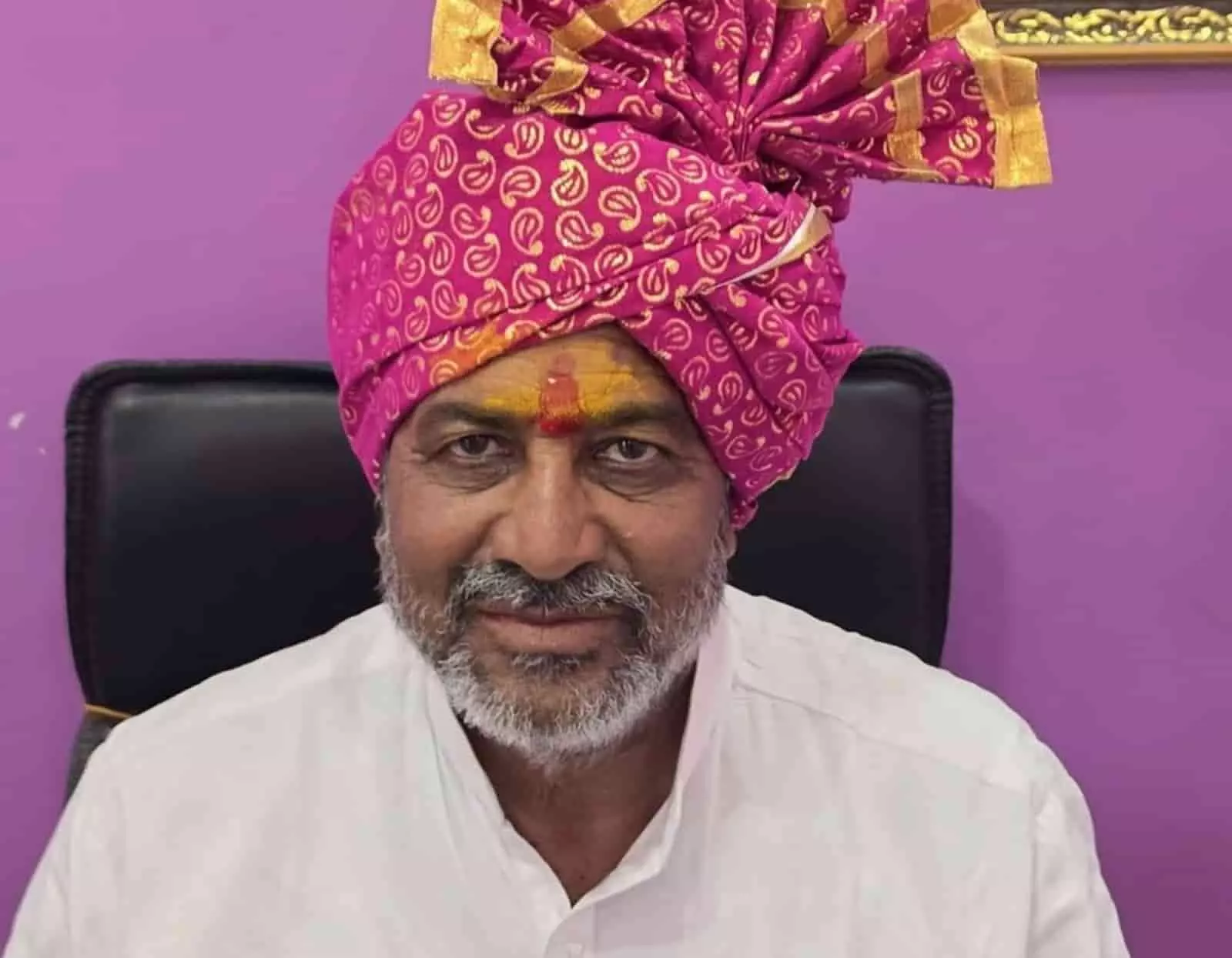 तस्वीर में रामन्ना मरेगुद्री पारंपरिक पगड़ी पहने हुए नजर आ रहे हैं। तस्वीर में रामन्ना मरेगुद्री पारंपरिक पगड़ी पहने हुए नजर आ रहे हैं।