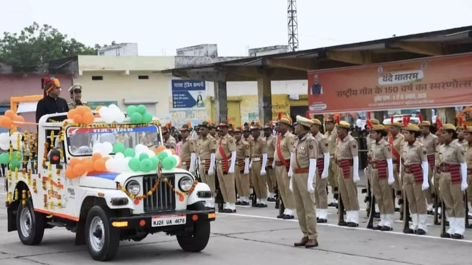 तस्वीर में पुलिस जवान परेड के लिए कतारबद्ध हैं और वाहन समारोह स्थल पर खड़ा है। तस्वीर में पुलिस जवान परेड के लिए कतारबद्ध हैं और वाहन समारोह स्थल पर खड़ा है।