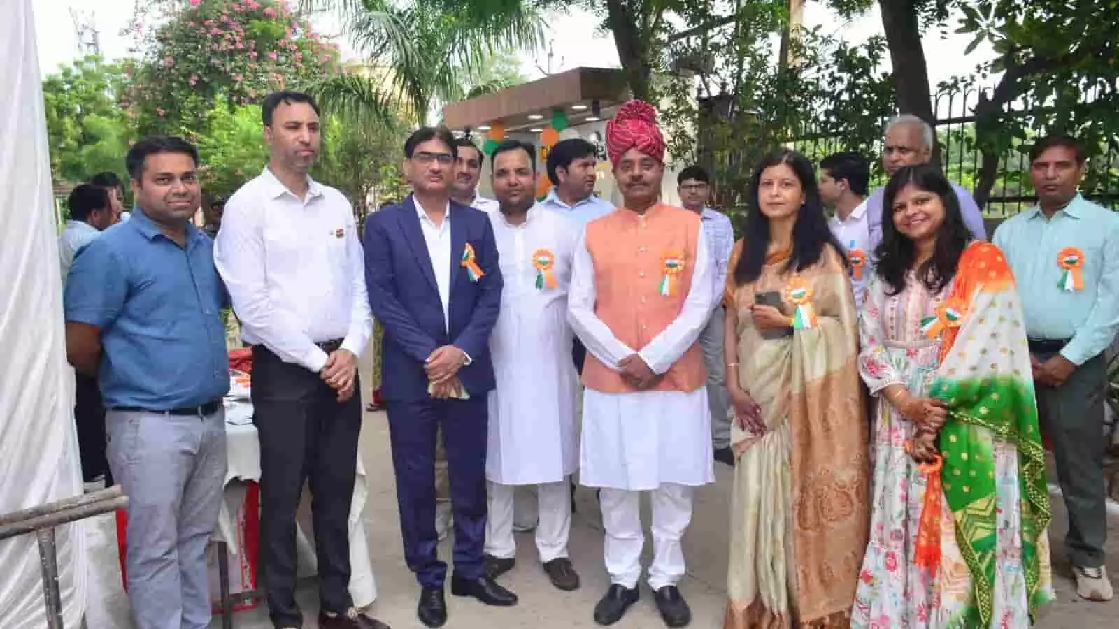 तस्वीर में पंजाब नेशनल बैंक भरतपुर के अधिकारी और कर्मचारी स्वतंत्रता दिवस समारोह में खड़े दिखाई दे रहे हैं। तस्वीर में पंजाब नेशनल बैंक भरतपुर के अधिकारी और कर्मचारी स्वतंत्रता दिवस समारोह में खड़े दिखाई दे रहे हैं।